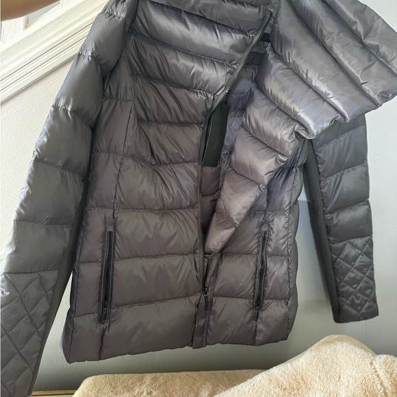 BCBGMAXAZRIA Women's Lilly Short Packable Down Puffer Coat Asymmetrical Zip - Picture 4 of 7